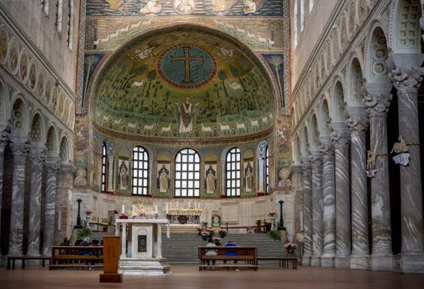 В старинном храме можно увидеть примеры многих художественных стилей (The Basilica of Sant’Apollinare Nuovo, Италия). | Фото: orthodoxographia.com. В старинном храме можно увидеть примеры многих художественных стилей (The Basilica of Sant’Apollinare Nuovo, Италия). | Фото: orthodoxographia.com.