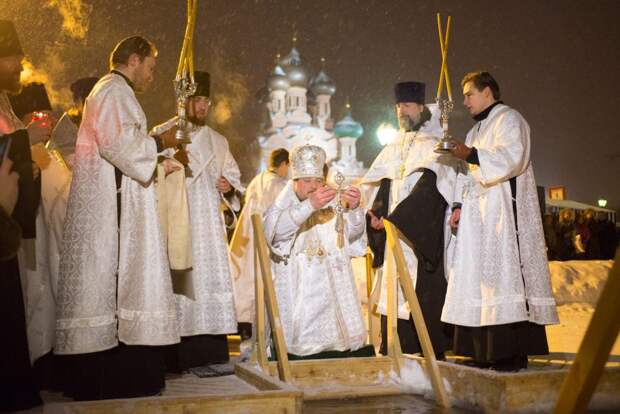Крестные ходы на иордани (проруби) с освящением воды проводили в России и до революции / Фото: архив газеты «Юго-Восточный курьер»