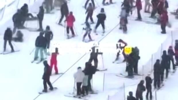 "Как пляж". В Сочи на курорте Красная Поляна трассы переполнены туристами