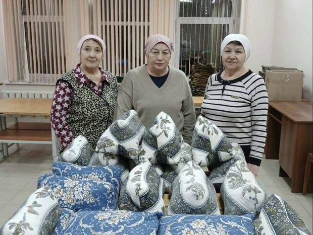 Актаныш волонтерлары яраланган солдатлар өчен ортопедик мендәрләр теккән