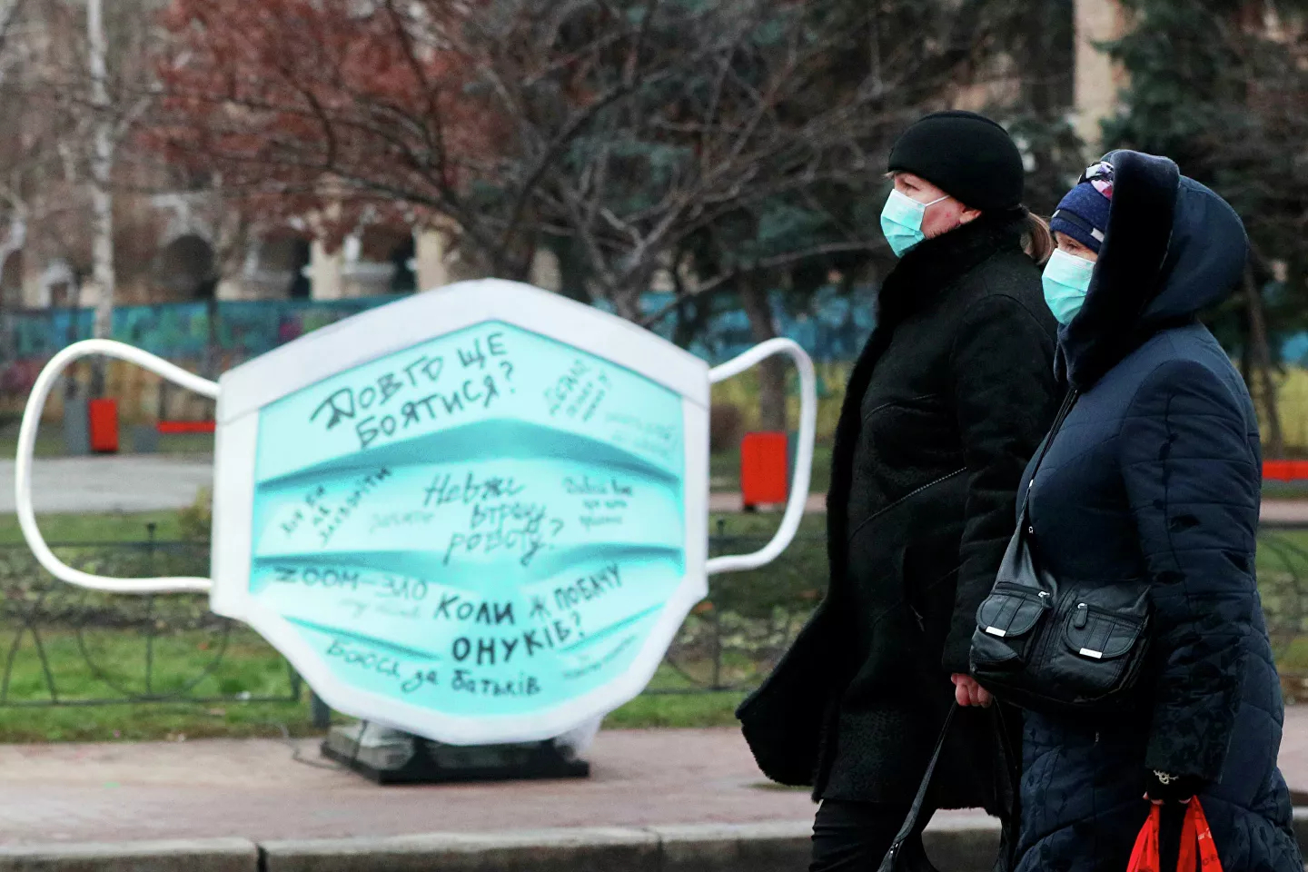 "Не с протянутой рукой". Как Украина просит у Европы излишки вакцины