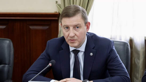 Андрей Турчак на встрече с ветеранами государственной и муниципальной службы / Фото: правительство Республики Алтай