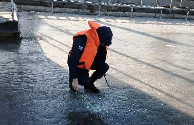 На городских водоемах Астрахани продолжает таять лед