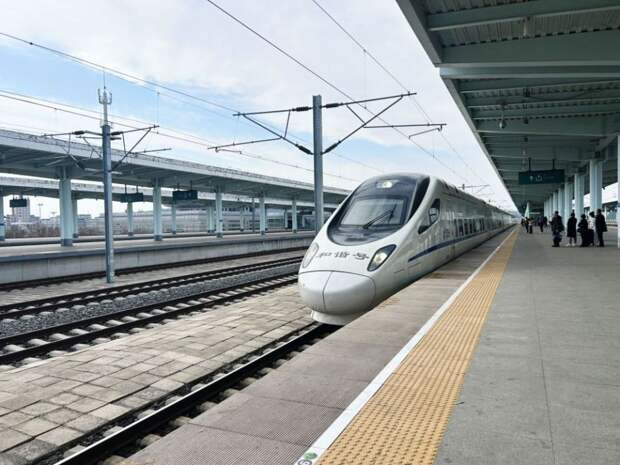 Секрет китайских электричек: где искать розетку и почему переходник лучше носить с собой