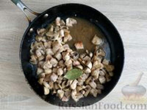 Фото приготовления рецепта: Тушёная картошка с мясом, грибами и сметаной - шаг №9