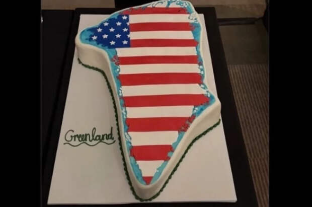 Член Конгресса Луна показала торт в форме Гренландии с флагом США