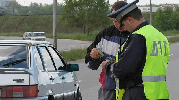 Почему опытные водители выходят из машины при остановке ГАИ