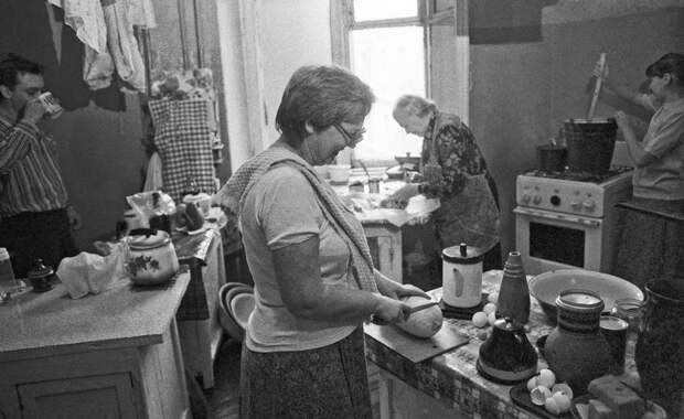 «Топили дровяную плиту, пользовались керосинками и примусами». Как за 100 лет изменились кухни московских квартир