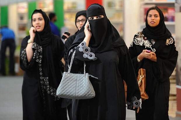 В Аравии можно часто встретить женщин без хиджаба. Но не так часто, как в нем. В основном женщины открывают лицо, но оставляют платок на голове. 
