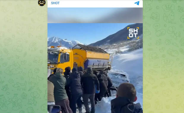 Сотни машин в снежном плену: граница России и Грузии встала намертво