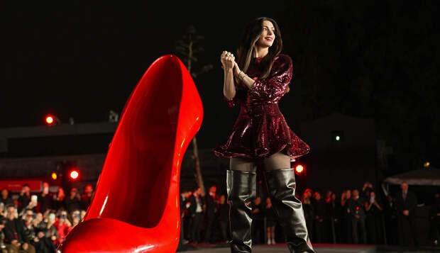 Актриса Энн Хэтэуэй вышла на публику в мини-платье