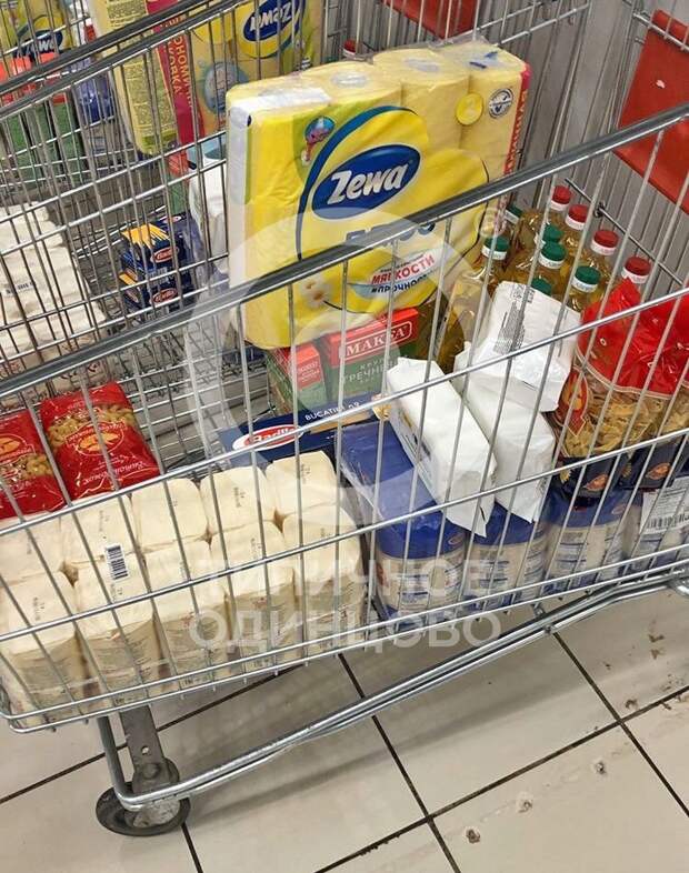 В Ашане начали продавать заполненные тележки с едой для карантина