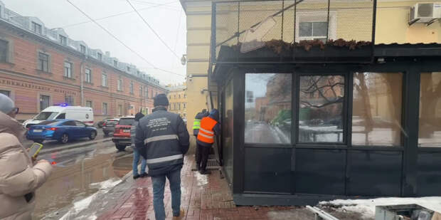 ККИ показал, как сносил бар-пристройку в центре Петербурга