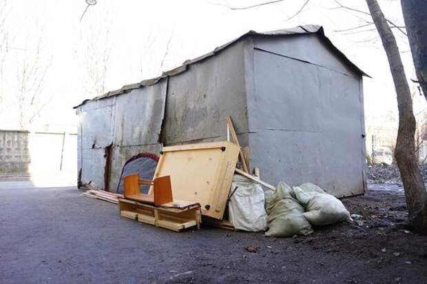 Жильцы дома на Некрасова просят убрать свалку во дворе