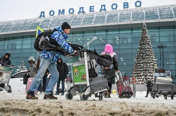 Аэропорты Москвы отменили 34 рейса и задержали 33 из-за снегопада