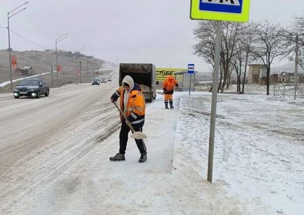 Круглосуточная работа: свыше 200 тысяч квадратных метров снега убрано за день на дорогах Крыма
