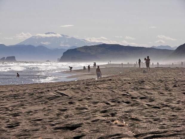 Самый необычный пляж России, где под ногами лежит черный песок и золото 