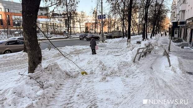 Главную улицу Екатеринбурга разрыли – для ручной уборки не хватает рабочих