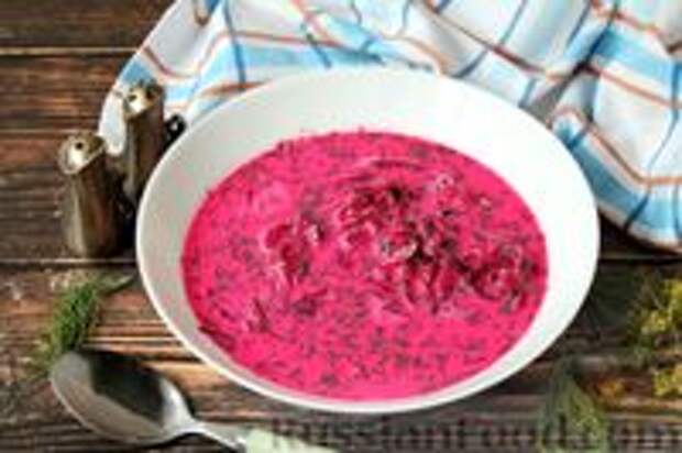 Фото к рецепту: Холодный суп из свёклы и малосольных огурцов, на простокваше