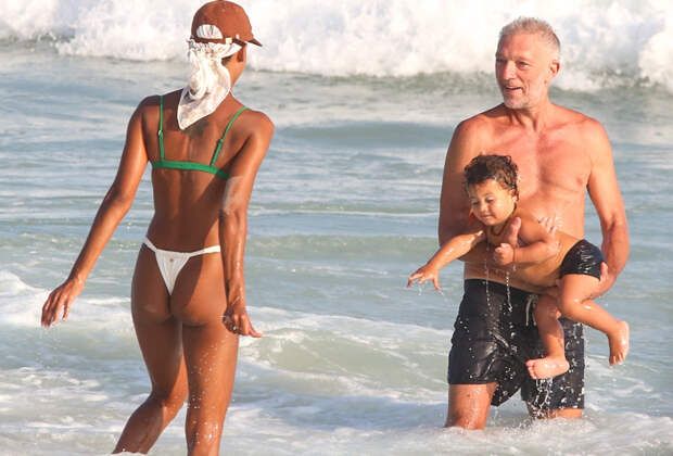 59-летнего Венсана Касселя сняли на пляже с молодой женой