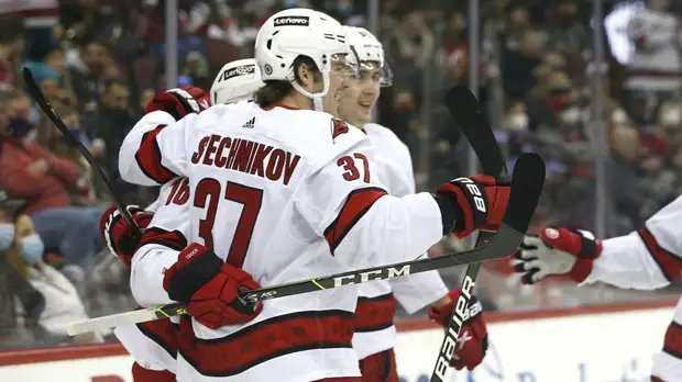 «Каролина» проиграла «Нью-Джерси» в матче НХЛ, несмотря на шайбу и передачу Свечникова