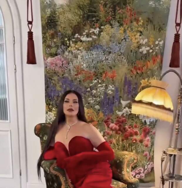 Телеведущая Оксана Федорова показала кадры со съемки в откровенном платье