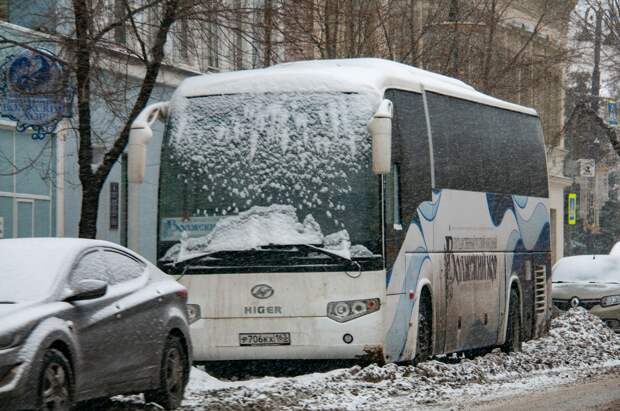 В Ярославле пассажирам пришлось выталкивать забуксовавший в снегу автобус