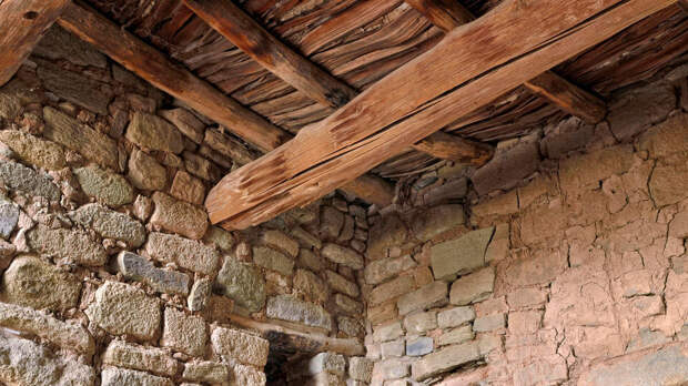 Школьницу насмерть раздавила деревянная балка во время уборки в храме