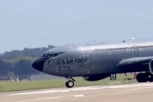 Появилось видео посадки самолета США, продырявленного иранской ракетой