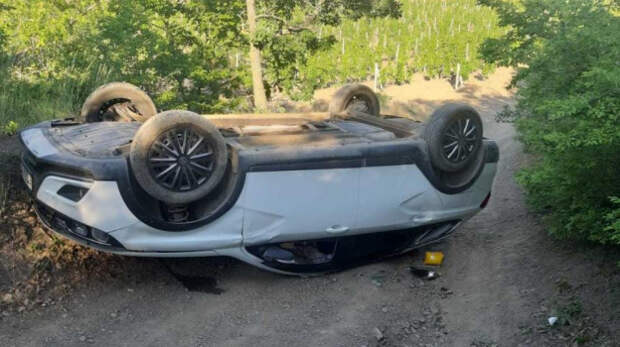 Легковушка с двумя детьми перевернулась под Судаком