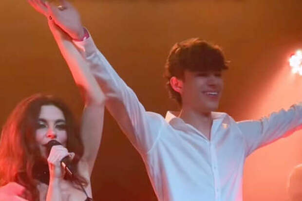 Певица Анна Плетнева вышла на сцену с бойфрендом дочери