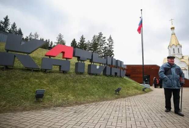 Польша обиделась на снятие ее флага с мемориала в Катыни