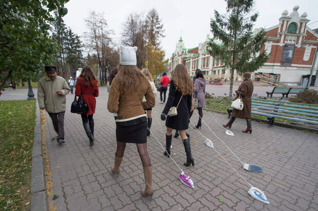 Жительницы Новосибирска прогулялись в центре города с утюгами