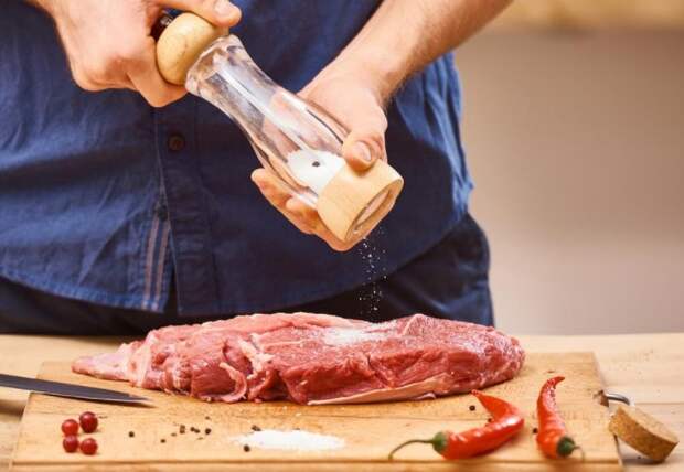 Кто-то заранее просаливает продукт, а кто-то предпочитает солить прямо перед приготовлением / Фото: medaboutme.ru