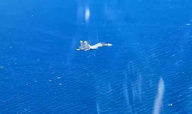 Уничтожение БЭК российскими Су-30СМ2 в акватории Черного моря. Кадры Минобороны РФ.