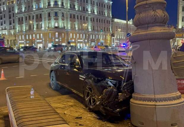 Автомобиль посольства Алжира врезался в столб в центре Москвы