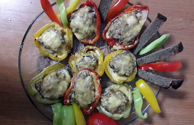 Фаршированные половинки перца с сыром. Фаршированные половинки перца с сыром.