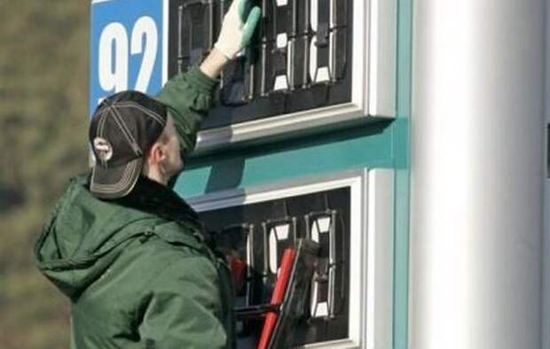 Цены на бензин в России снижаются второй месяц подряд