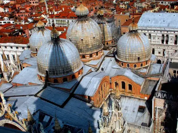 Собор святого Марка - нетипичный для Италии храм и символ Венеции.