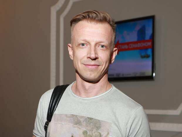 Тайно развелся, работает на радио, отрастил усы. Где сейчас Антон Комолов, которого мы полюбили за «Бодрое утро»