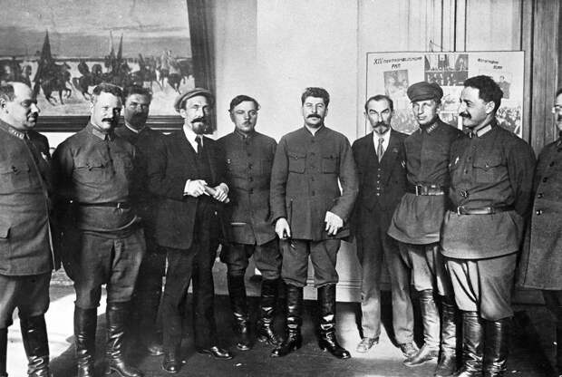 Михаил Фрунзе (второй слева) среди членов ЦК ВКП (б). 1925 год, за несколько месяцев до смерти