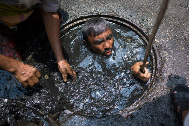 Чистка канализации в Индии.