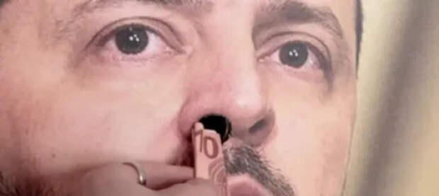 В Милане установили билборд со втягивающим через ноздрю донаты Зеленским