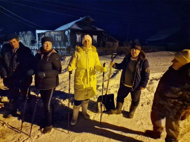 Жители деревни Елпатьево. По их уверениям — далеко не все. Юрий Васильев/ВЗГЛЯД