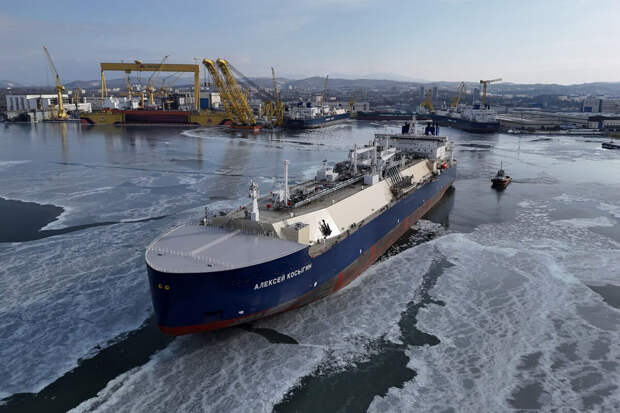 Первый российский ледокольный танкер "Алексей Косыгин" отправился в рейс по СМП