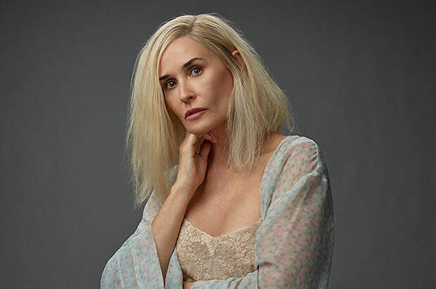 Деми Мур поделилась снимками в новом образе блондинки