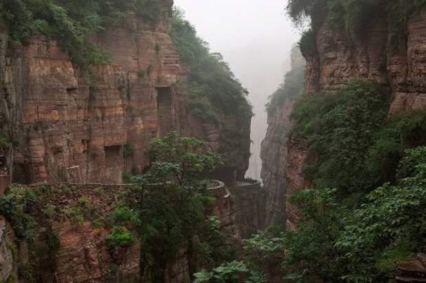 Авто-факт: тоннель Голиань  - дорога в скалах (видео)