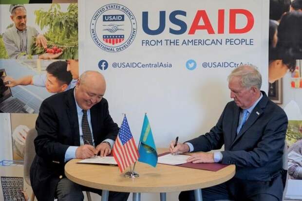 США и Евросоюз опять делают ставку на раскалывающий общество национализм, маскируя его красивыми вывесками США, продвигая идею неправительственных организаций (НПО) как инструментов влияния, активно