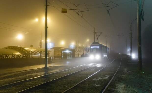 Трамвай в вечернем тумане.