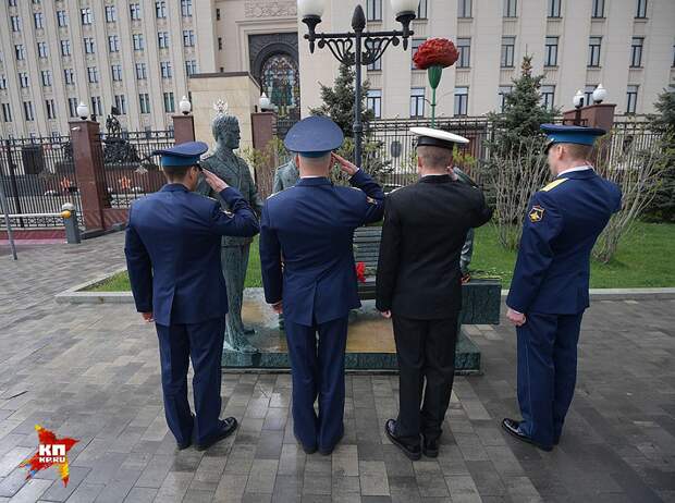 Четыре молодых офицера в парадной форме на Фрунзенской набережной не привлекали к себе повышенного внимания Фото: Виктор ГУСЕЙНОВ